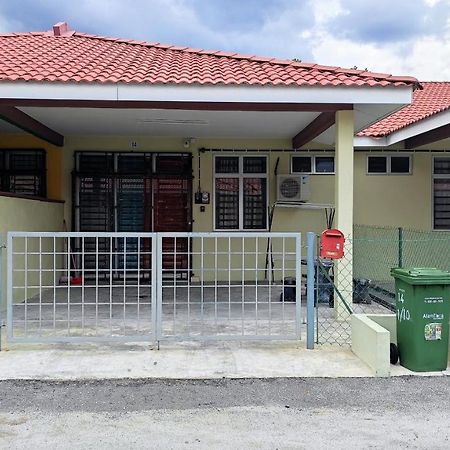 Neesa Homestay Bukit Gambang-Muslim Buitenkant foto