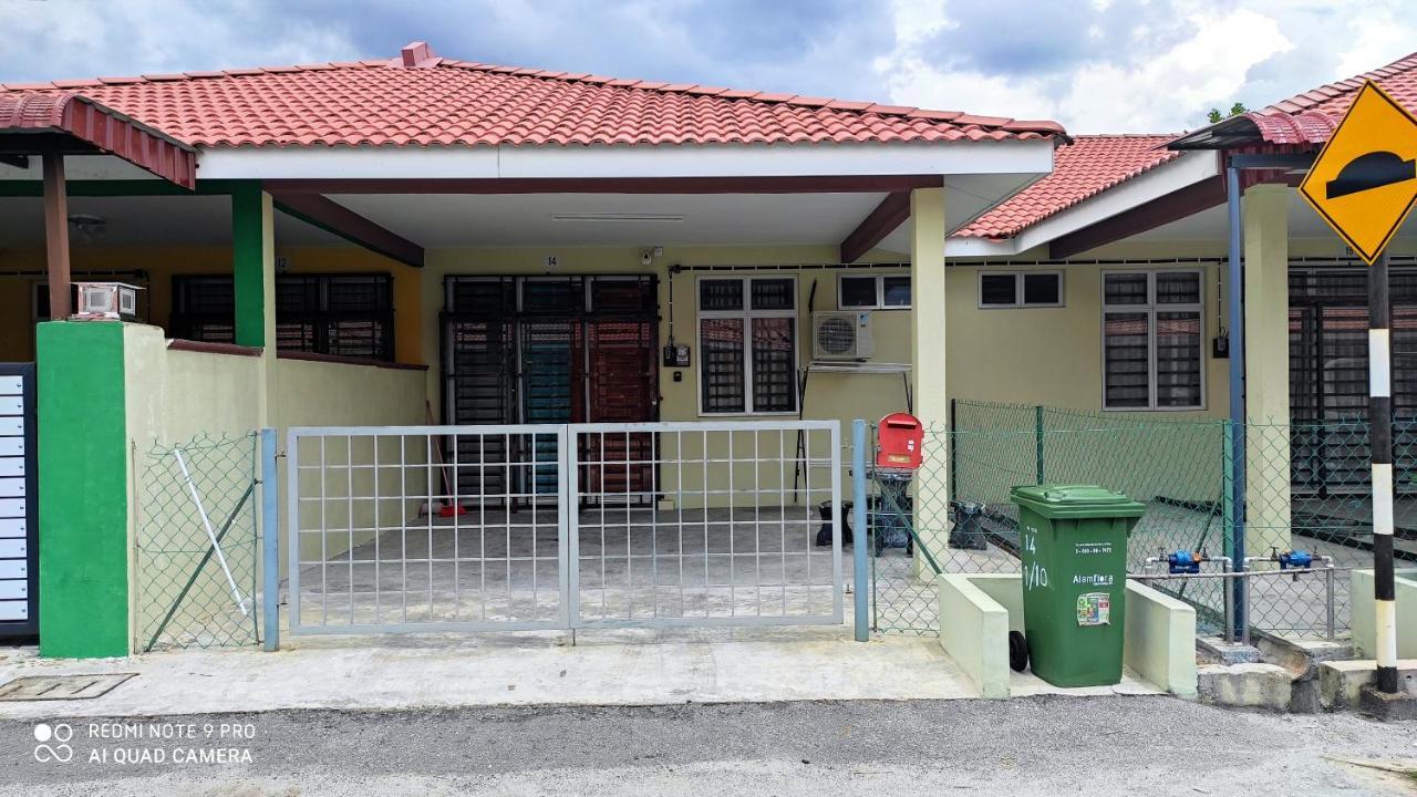 Neesa Homestay Bukit Gambang-Muslim Buitenkant foto