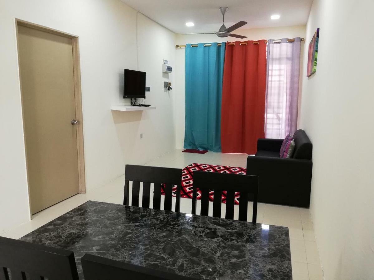 Neesa Homestay Bukit Gambang-Muslim Buitenkant foto
